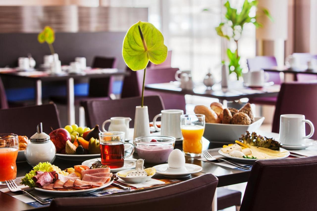 Intercityhotel Berlin Hauptbahnhof Buitenkant foto Breakfast buffet