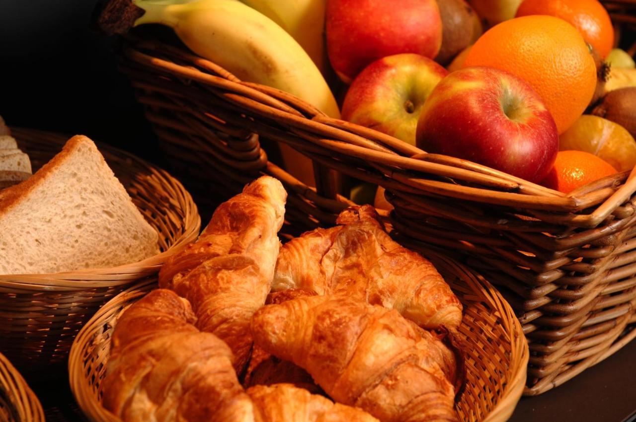 Intercityhotel Berlin Hauptbahnhof Buitenkant foto Croissants and bread